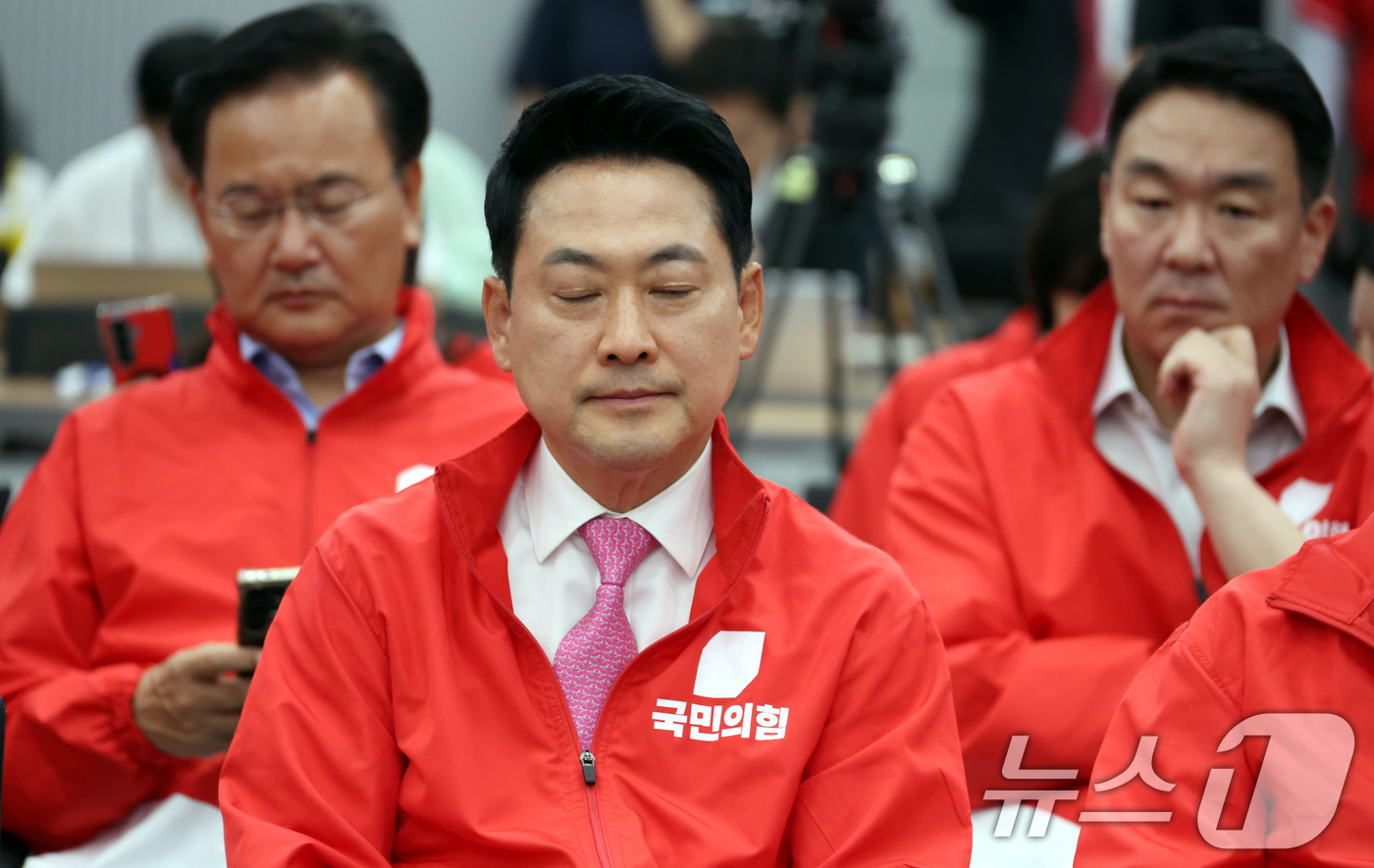 (서울=뉴스1) 국회사진기자단 = 장동혁 국민의힘 대표가 3일 오후 서울 여의도 중앙당사에서 6·3 지방선거와 재보궐선거 출구조사 결과 방송을 보며 잠시 두 눈을 감고 있다. 20 …