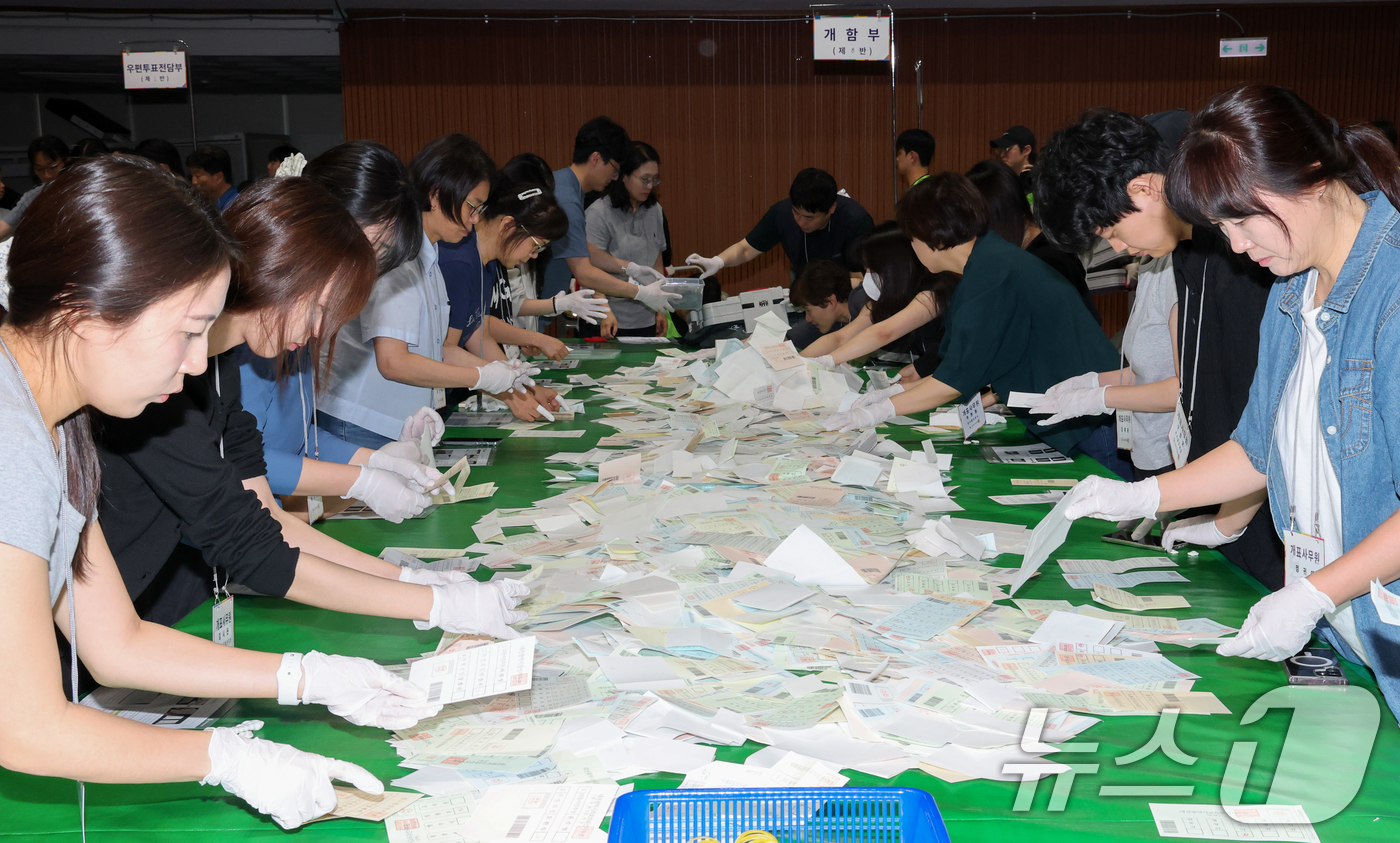(대전=뉴스1) 김기태 기자 = 제9회 전국동시지방선거가 실시된 3일 대전 중구 한밭체육관에 마련된 개표소에서 개표 사무원들이 투표용지를 분류하고 있다. 2026.6.3/뉴스1