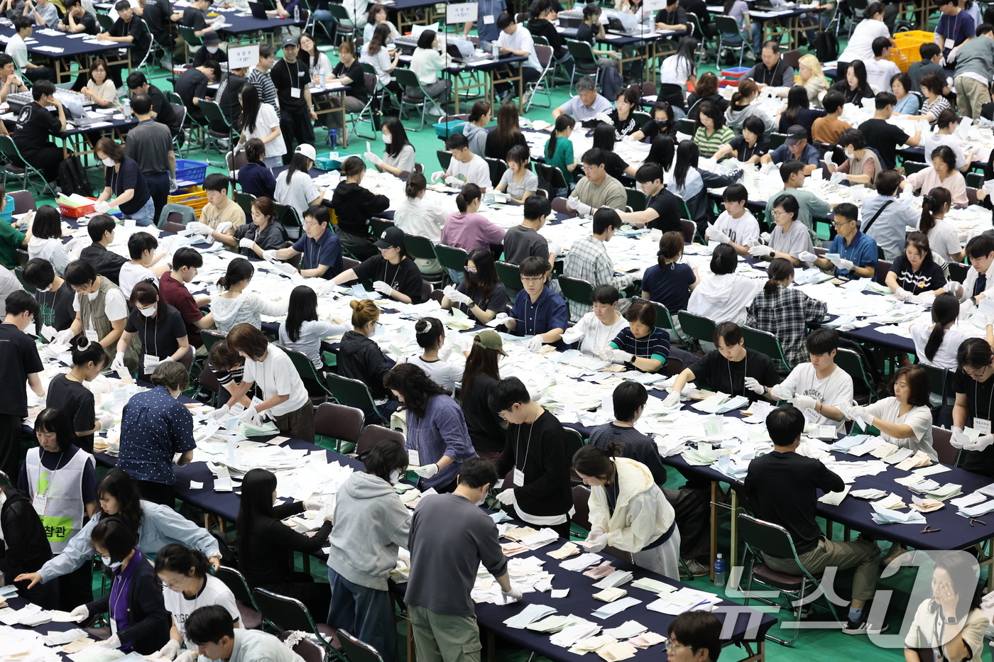 (서울=뉴스1) 박지혜 기자 = 제9회 전국동시지방선거 및 국회의원 재·보궐선거일인 3일 오후 서울 관악구 서울대학교 체육관에 마련된 개표소에서 선거사무원들이 개표 작업을 하고 있 …