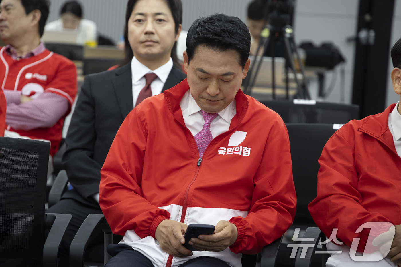 (서울=뉴스1) 국회사진기자단 = 장동혁 국민의힘 대표가 3일 오후 서울 여의도 중앙당사에 마련된 개표상황실에서 지방선거 및 국회의원 보궐선거 출구조사 방송을 지켜보며 핸드폰을 확 …