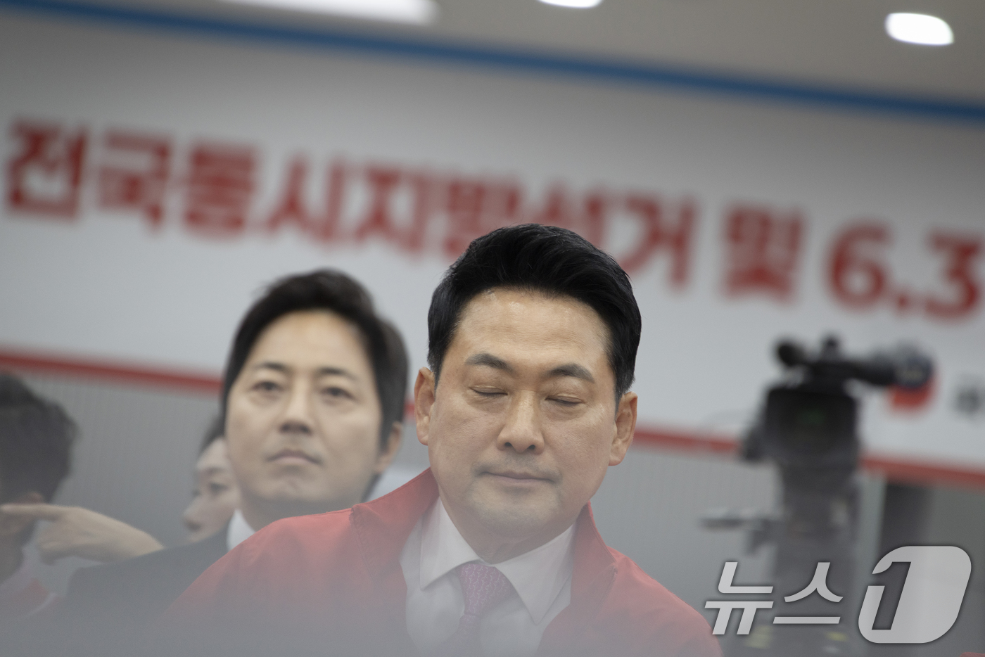 (서울=뉴스1) 국회사진기자단 = 장동혁 국민의힘 대표가 3일 오후 서울 여의도 중앙당사에 마련된 개표상황실에서 지방선거 및 국회의원 보궐선거 출구조사 방송을 지켜보고 있다. 20 …