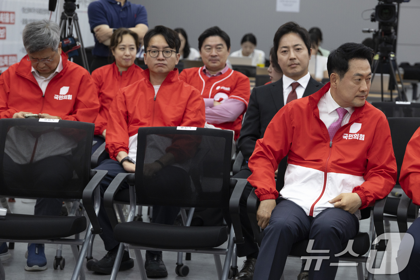 (서울=뉴스1) 국회사진기자단 = 장동혁 국민의힘 대표가 3일 오후 서울 여의도 중앙당사에 마련된 개표상황실에서 지방선거 및 국회의원 보궐선거 출구조사 방송을 지켜보고 있다. 20 …