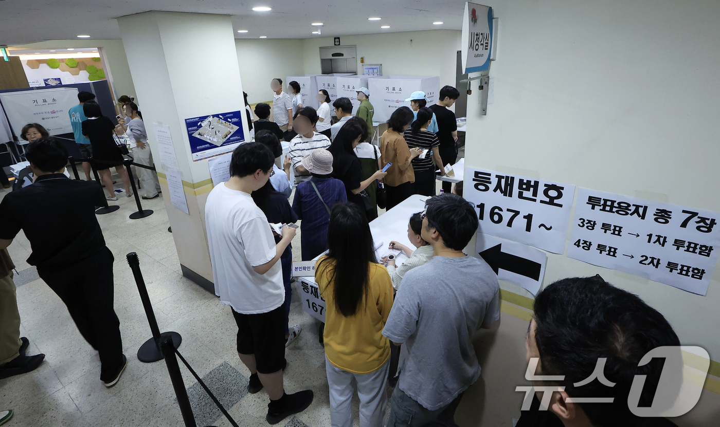(서울=뉴스1) 박정호 기자 = 제9회 전국동시지방선거일인 3일 서울시 송파구 잠일초등학교에 마련된 잠실2동 제6투표소에서 투표용지 부족 상황으로 인해 유권자들이 오후 6시를 넘겨 …