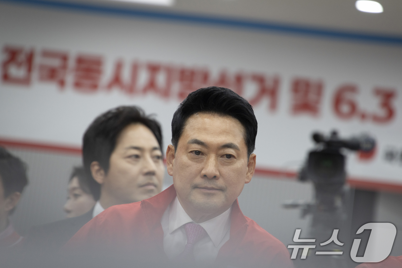 (서울=뉴스1) 국회사진기자단 = 장동혁 국민의힘 대표가 3일 오후 서울 여의도 중앙당사에 마련된 개표상황실에서 지방선거 및 국회의원 보궐선거 출구조사 방송을 지켜보고 있다. 20 …