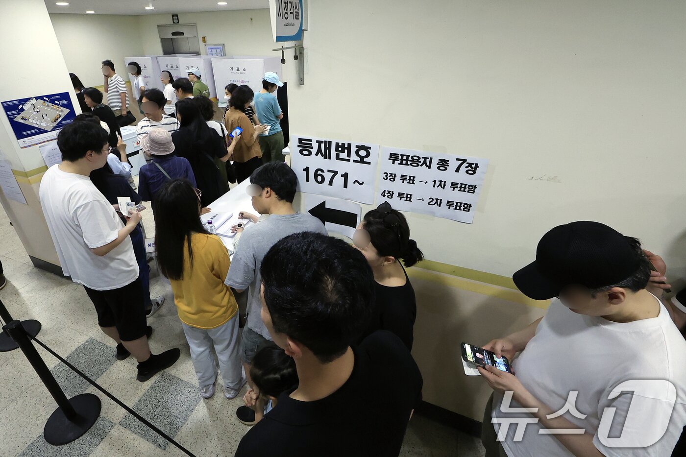본문 이미지 - 제9회 전국동시지방선거일인 3일 서울시 송파구 잠일초등학교에 마련된 잠실2동 제6투표소에서 투표용지 부족 상황으로 인해 유권자들이 오후 6시를 넘겨 투표를 하고 있다. 2026.6.3 ⓒ 뉴스1 박정호 기자