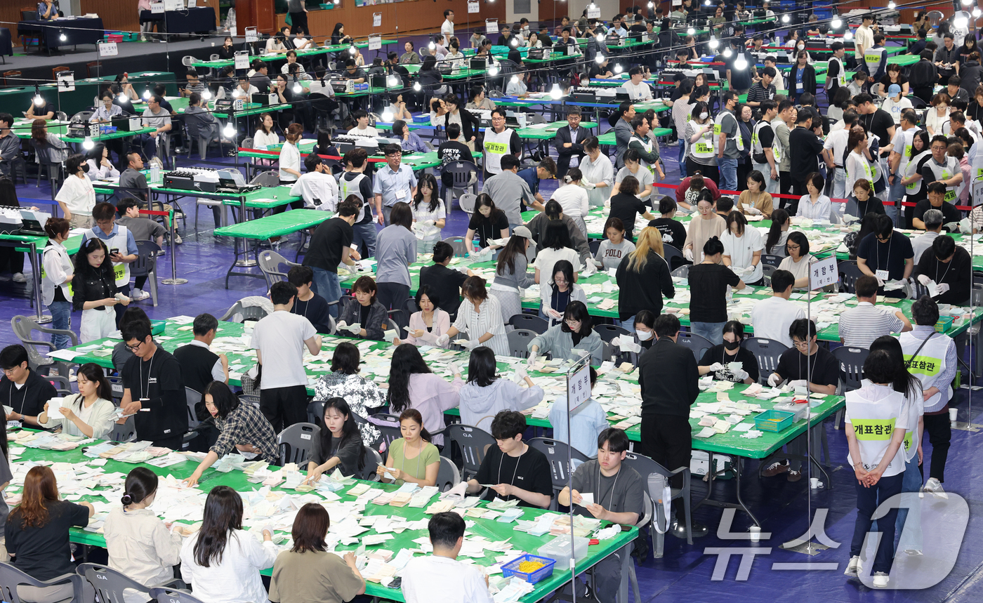 (대전=뉴스1) 김기태 기자 = 제9회 전국동시지방선거가 실시된 3일 대전 중구 한밭체육관에 마련된 개표소에서 개표 사무원들이 투표용지를 분류하고 있다. 2026.6.3/뉴스1