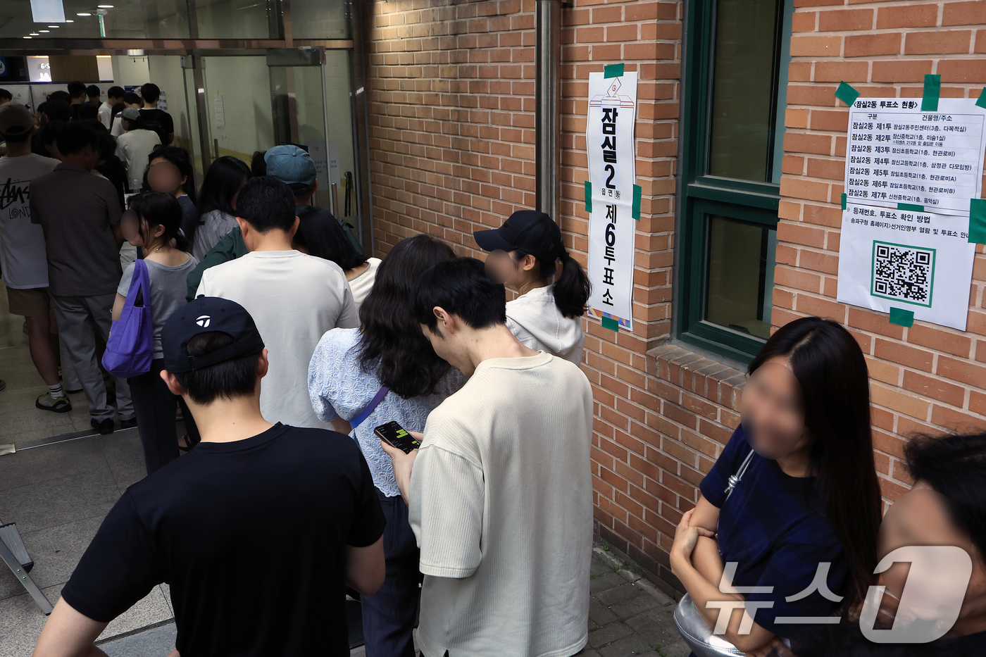 (서울=뉴스1) 박정호 기자 = 제9회 전국동시지방선거일인 3일 서울시 송파구 잠일초등학교에 마련된 잠실2동 제6투표소에서 투표용지 부족 상황으로 인해 유권자들이 오후 6시를 넘겨 …