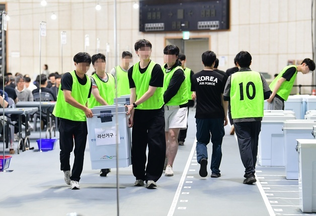 개표소에 도착하는 투표함들