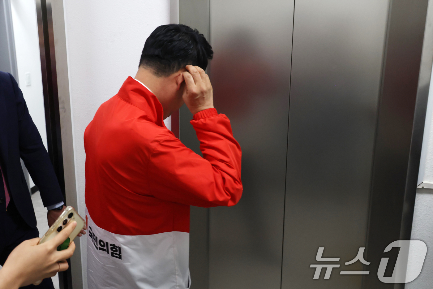 (서울=뉴스1) 국회사진기자단 = 장동혁 국민의힘 대표가 3일 서울 여의도 국민의힘 중앙당사에 마련된 개표상황실을 나서고 있다. 2026.6.3/뉴스1