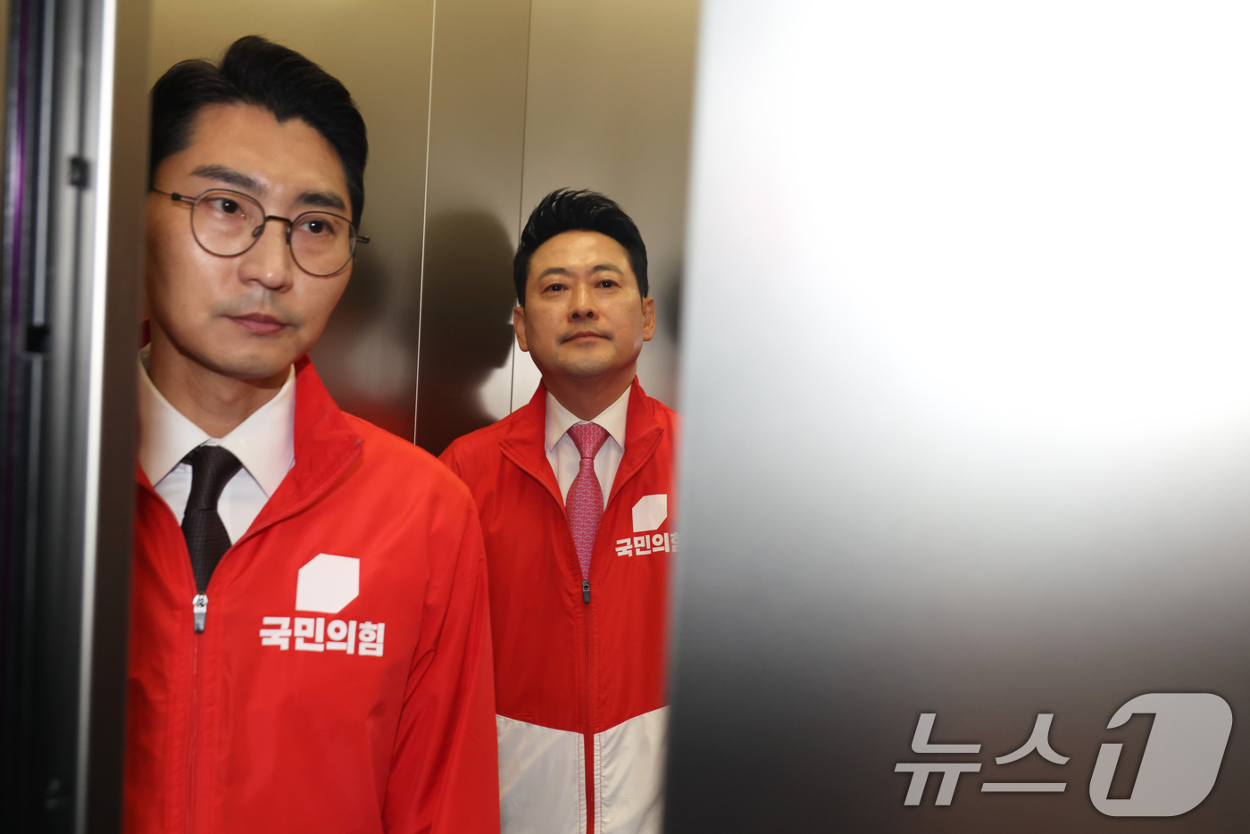 (서울=뉴스1) 국회사진기자단 = 장동혁 국민의힘 대표가 3일 서울 여의도 국민의힘 중앙당사에 마련된 개표상황실을 나서고 있다. 2026.6.3/뉴스1
