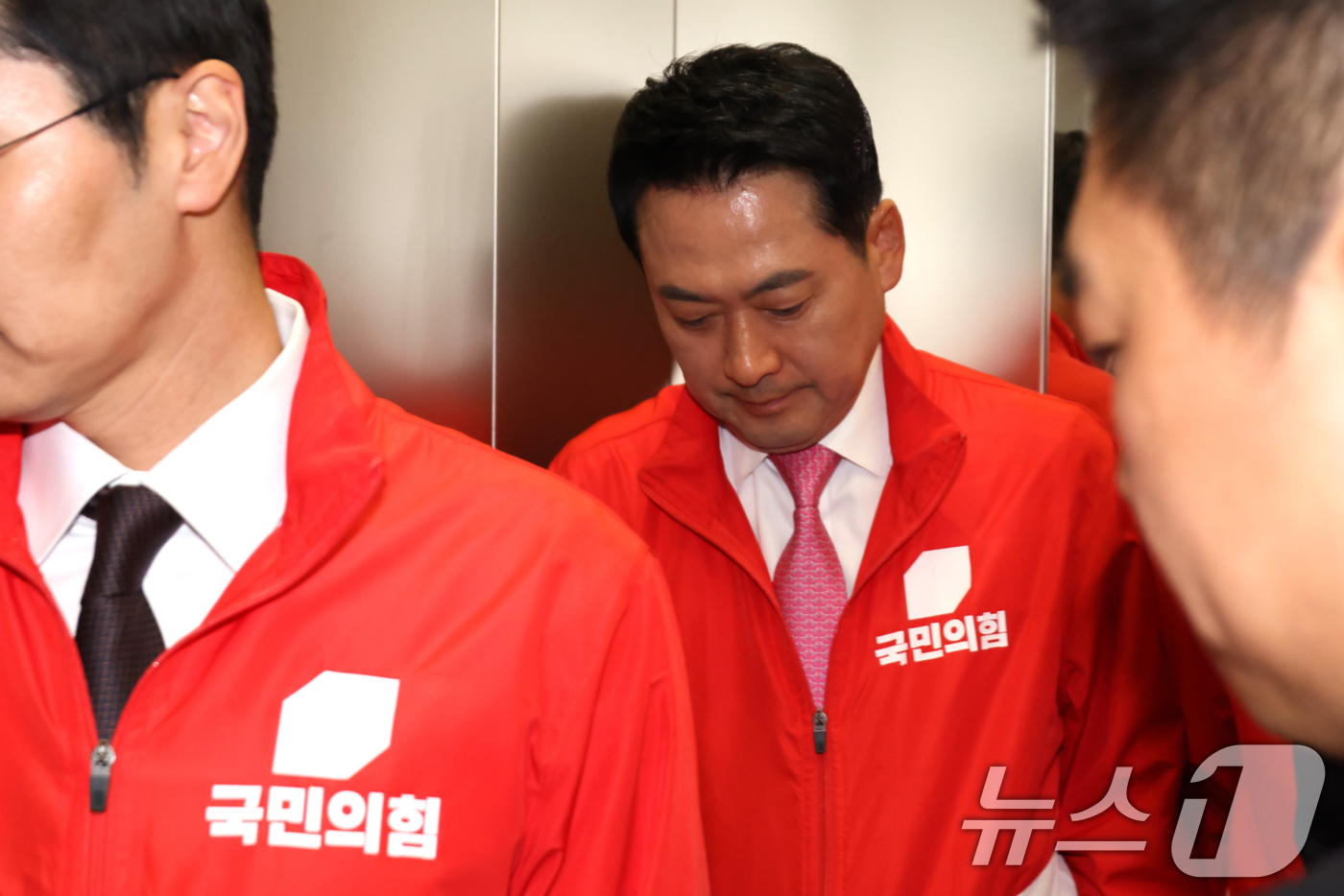 (서울=뉴스1) 국회사진기자단 = 장동혁 국민의힘 대표가 3일 서울 여의도 국민의힘 중앙당사에 마련된 개표상황실을 나서고 있다. 2026.6.3/뉴스1