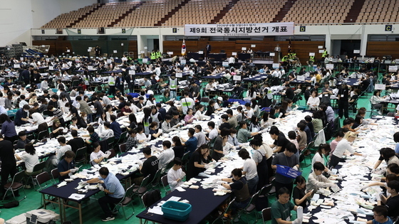 시작된 개표작업