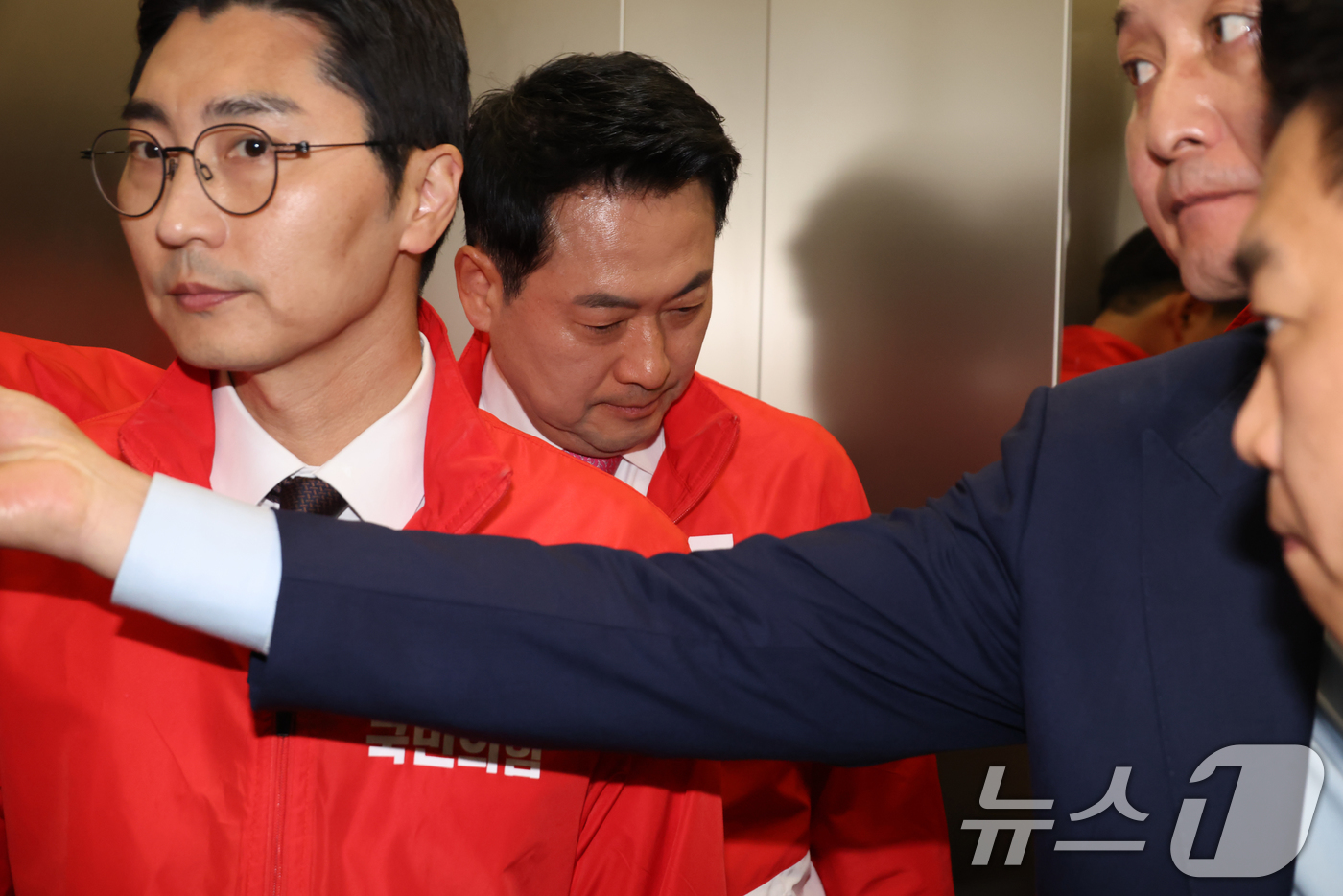 (서울=뉴스1) 국회사진기자단 = 장동혁 국민의힘 대표가 3일 서울 여의도 국민의힘 중앙당사에 마련된 개표상황실을 나서고 있다. 2026.6.3/뉴스1