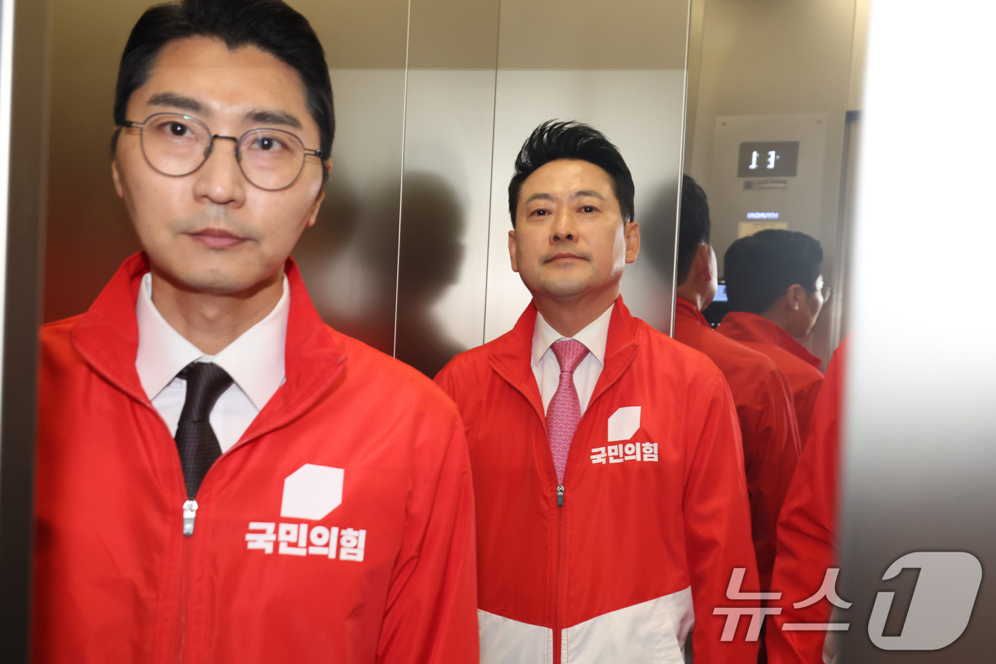 (서울=뉴스1) 국회사진기자단 = 장동혁 국민의힘 대표가 3일 서울 여의도 국민의힘 중앙당사에 마련된 개표상황실을 나서고 있다. 2026.6.3/뉴스1