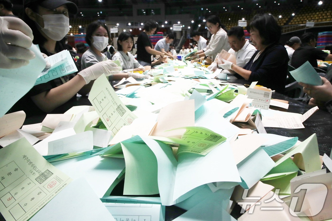(제주=뉴스1) 고동명 기자 = 제9회 전국동시지방선거일인 3일 오후 제주시 한라체육관에서 개표 작업이 이뤄지고 있다.2026.6.3/뉴스1