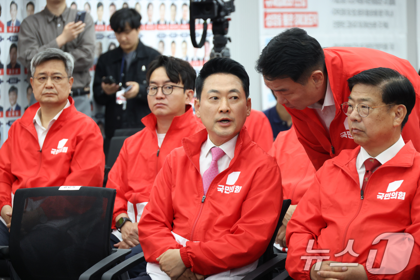 (서울=뉴스1) 국회사진기자단 = 장동혁 국민의힘 대표가 3일 오후 서울 여의도 중앙당사에 마련된 개표상황실에서 지방선거 및 국회의원 보궐선거 출구조사 방송을 지켜보며 정희용 선대 …