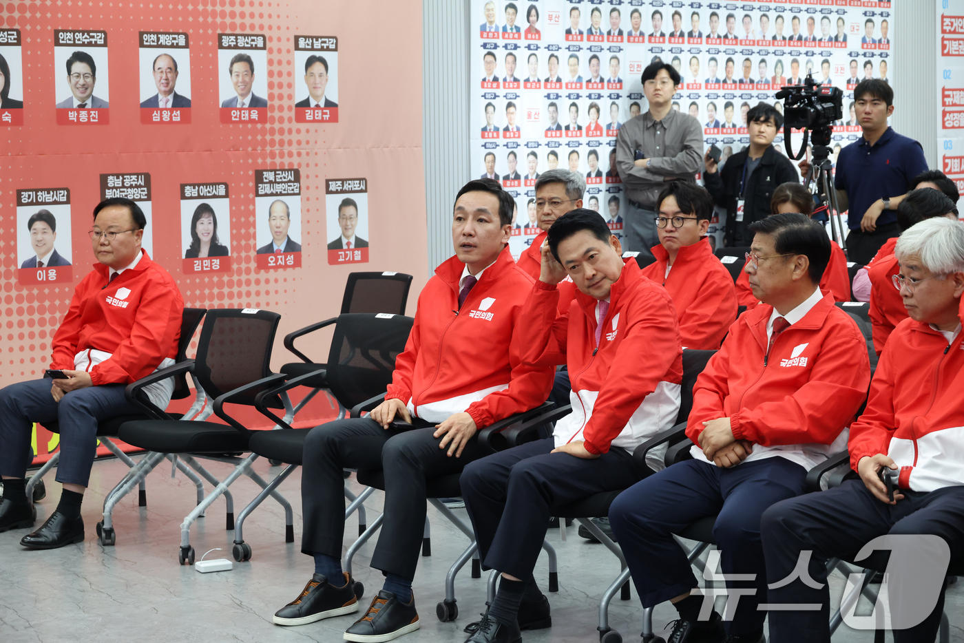 (서울=뉴스1) 국회사진기자단 = 장동혁 국민의힘 대표가 3일 오후 서울 여의도 중앙당사에 마련된 개표상황실에서 지방선거 및 국회의원 보궐선거 출구조사 방송을 지켜보고 있다. 20 …