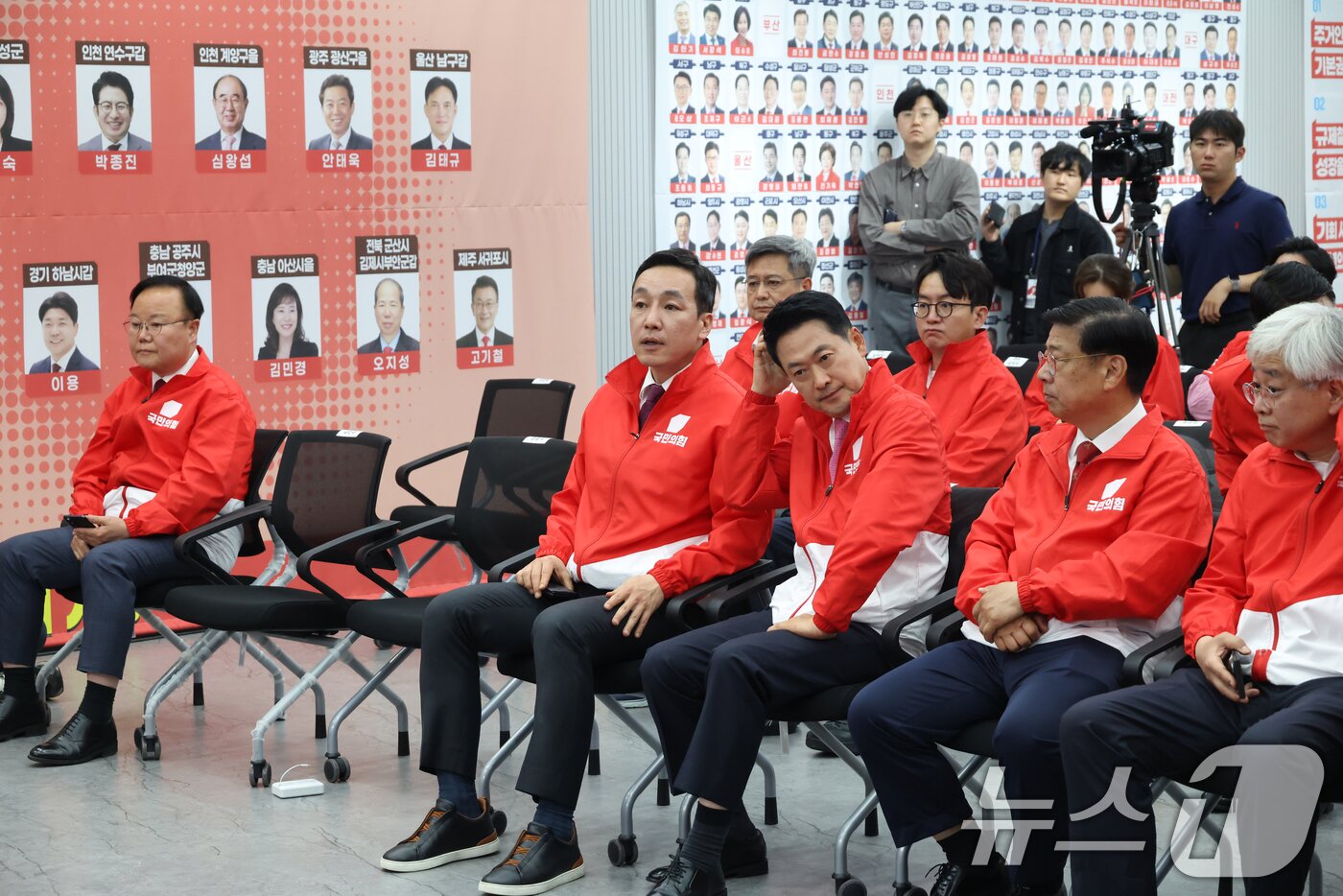 본문 이미지 - 장동혁 국민의힘 대표가 3일 오후 서울 여의도 중앙당사에 마련된 개표상황실에서 지방선거 및 국회의원 보궐선거 출구조사 방송을 지켜보고 있다. 2026.6.3 ⓒ 뉴스1 국회사진기자단