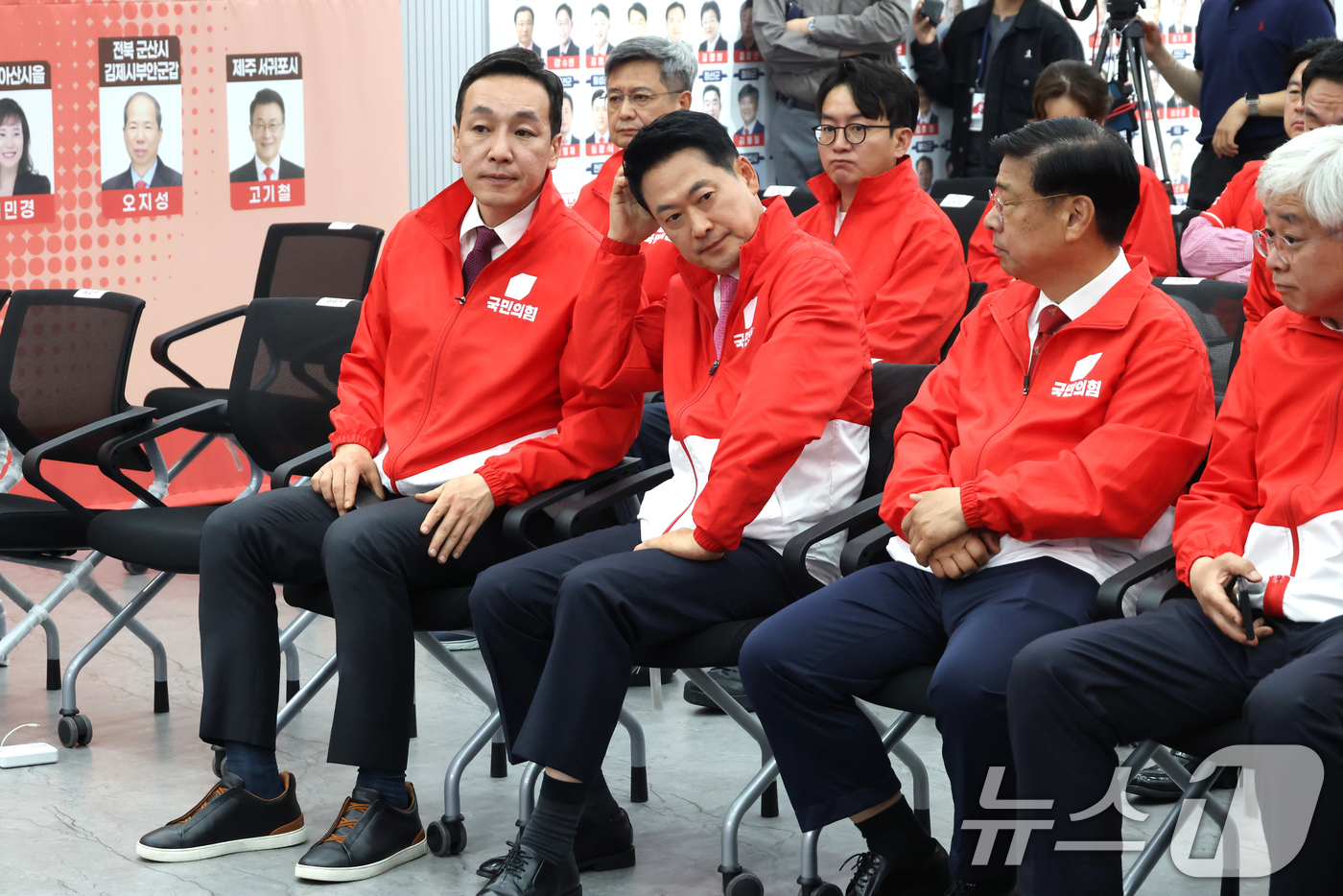 (서울=뉴스1) 국회사진기자단 = 장동혁 국민의힘 대표가 3일 오후 서울 여의도 중앙당사에 마련된 개표상황실에서 지방선거 및 국회의원 보궐선거 출구조사 방송을 지켜보고 있다. 20 …