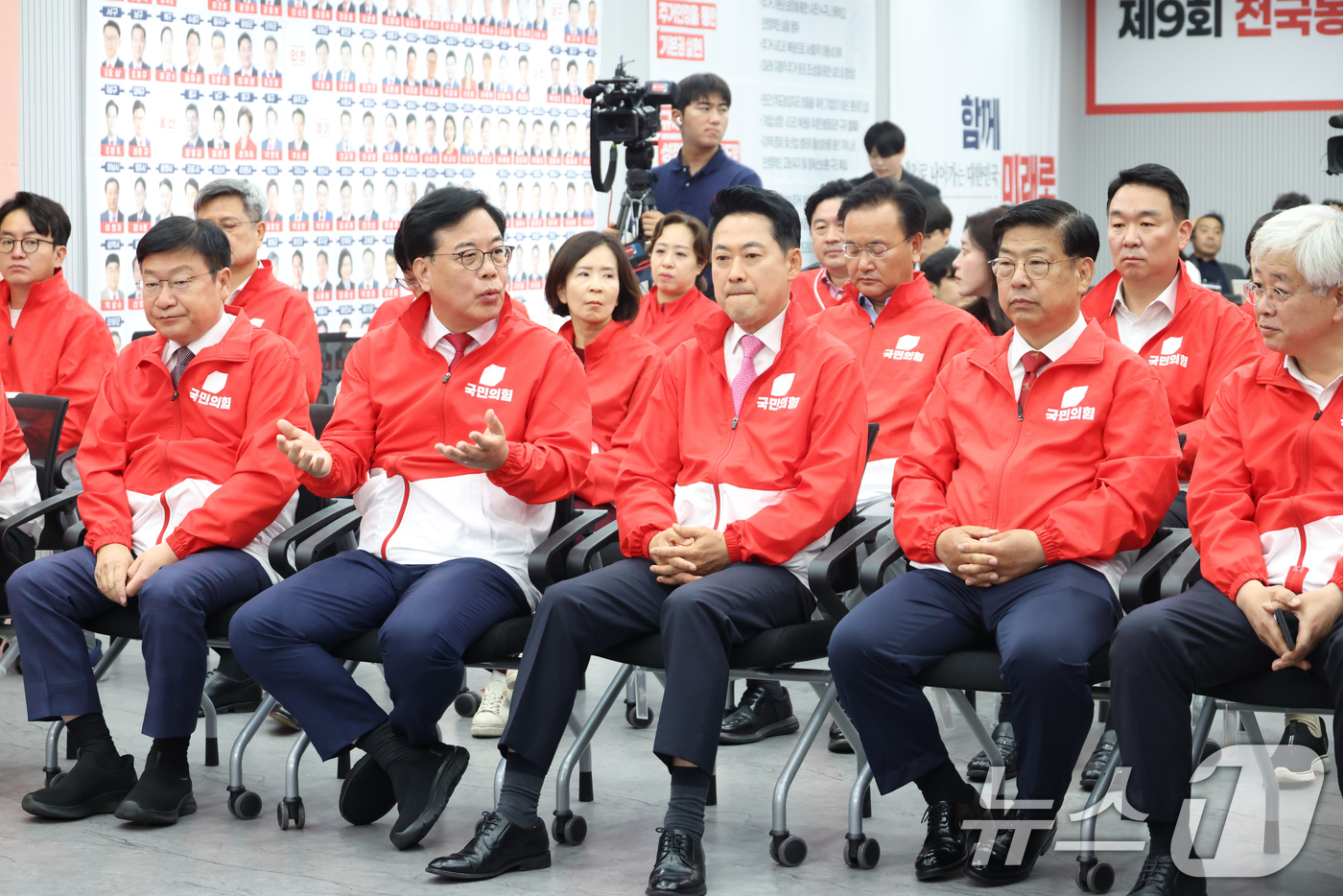 (서울=뉴스1) 국회사진기자단 = 장동혁 국민의힘 대표를 비롯한 지도부 및 의원, 당직자들이 3일 오후 서울 여의도 중앙당사에 마련된 개표상황실에서 지방선거 및 국회의원 보궐선거 …