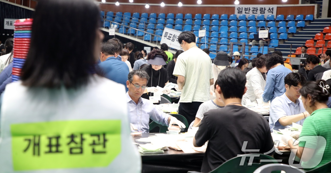 (제주=뉴스1) 고동명 기자 = 제9회 전국동시지방선거일인 3일 오후 제주시 한라체육관에서 개표 작업이 이뤄지고 있다.2026.6.3/뉴스1