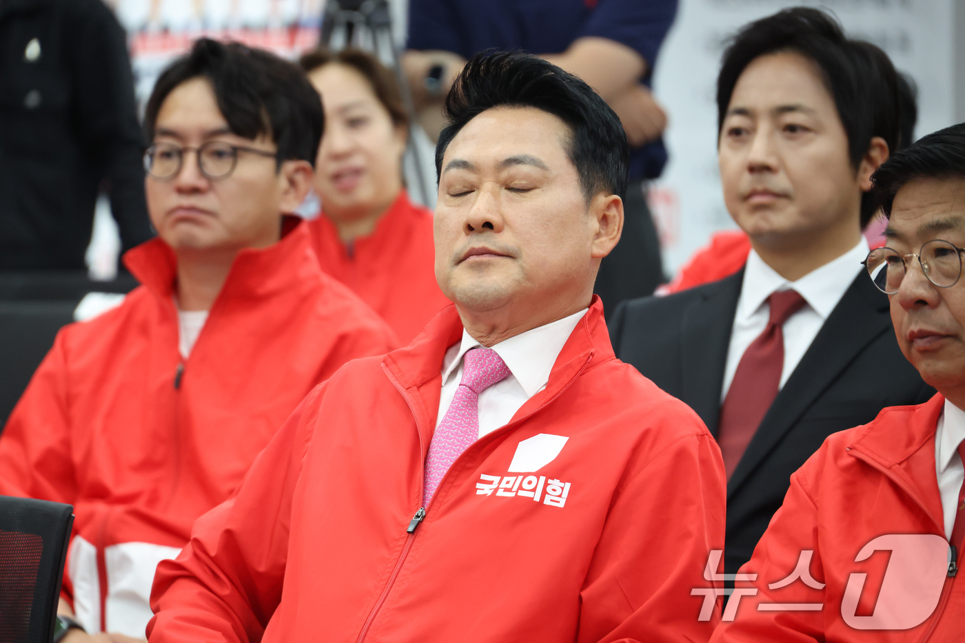(서울=뉴스1) 국회사진기자단 = 장동혁 국민의힘 대표가 3일 오후 서울 여의도 중앙당사에 마련된 개표상황실에서 지방선거 및 국회의원 보궐선거 출구조사 방송을 지켜보고 있다. 20 …