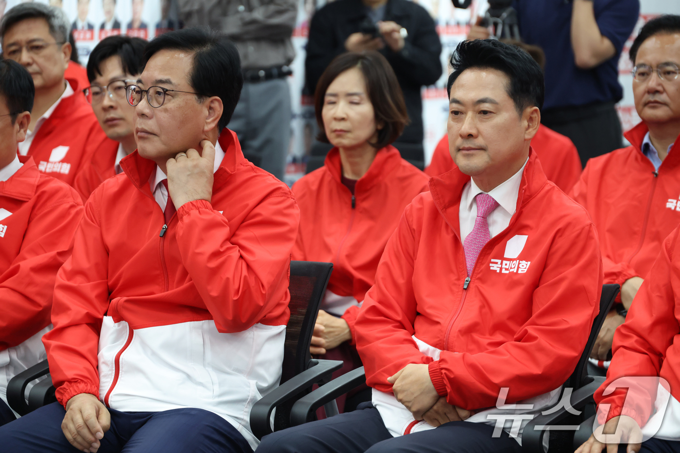 (서울=뉴스1) 국회사진기자단 = 장동혁 국민의힘 대표가 3일 오후 서울 여의도 중앙당사에 마련된 개표상황실에서 지방선거 및 국회의원 보궐선거 출구조사 방송을 지켜보고 있다. 20 …