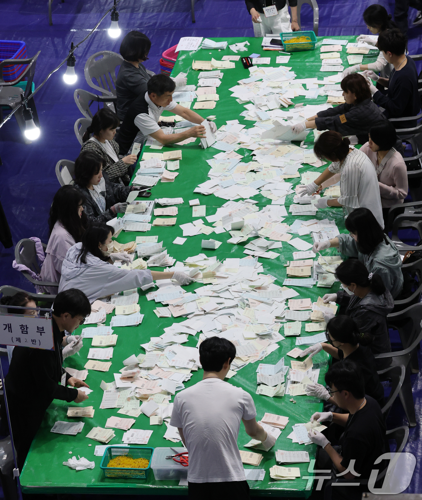 (대전=뉴스1) 김기태 기자 = 제9회 전국동시지방선거가 실시된 3일 대전 중구 한밭체육관에 마련된 개표소에서 개표 사무원들이 투표용지를 분류하고 있다. 2026.6.3/뉴스1
