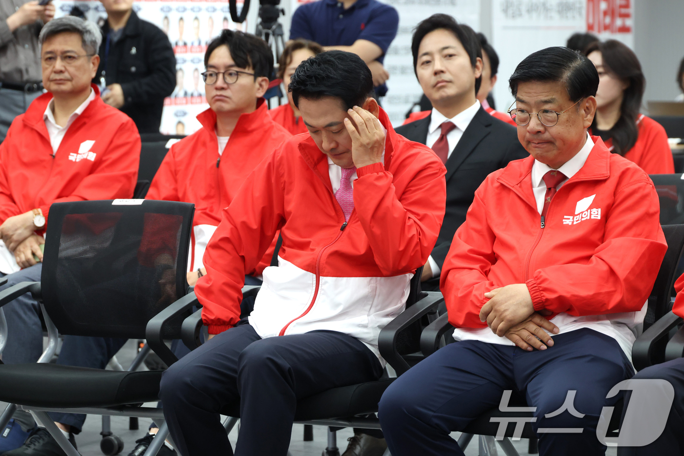 (서울=뉴스1) 국회사진기자단 = 장동혁 국민의힘 대표가 3일 오후 서울 여의도 중앙당사에 마련된 개표상황실에서 지방선거 및 국회의원 보궐선거 출구조사 방송을 지켜보고 있다. 20 …