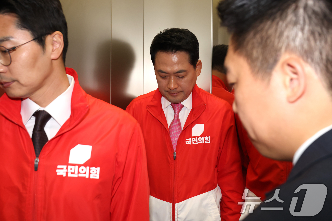 (서울=뉴스1) 국회사진기자단 = 장동혁 국민의힘 대표가 3일 서울 여의도 국민의힘 중앙당사에 마련된 개표상황실을 나서고 있다. 2026.6.3/뉴스1