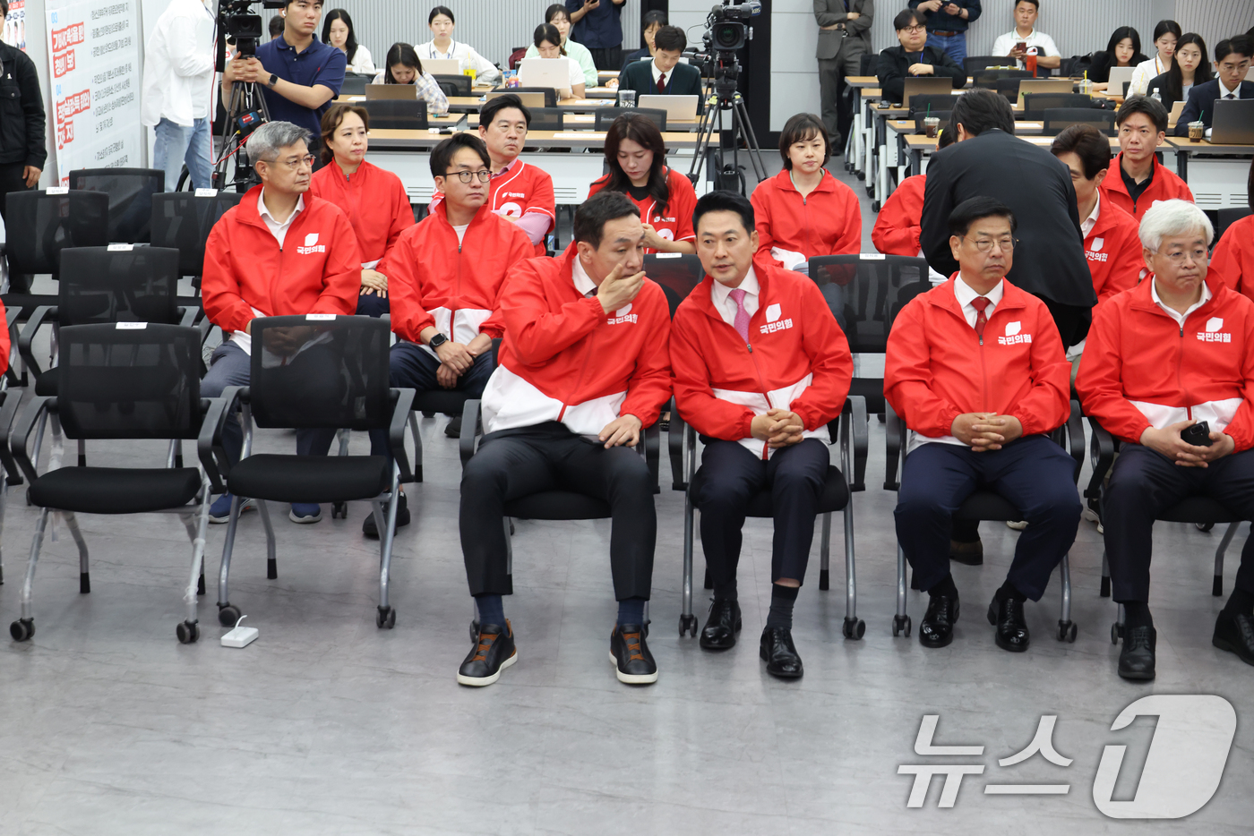 (서울=뉴스1) 국회사진기자단 = 장동혁 국민의힘 대표와 김민수 최고위원이 3일 오후 서울 여의도 중앙당사에서 6·3 지방선거와 재보궐선거 출구조사 결과 방송을 보며 대화를 하고 …