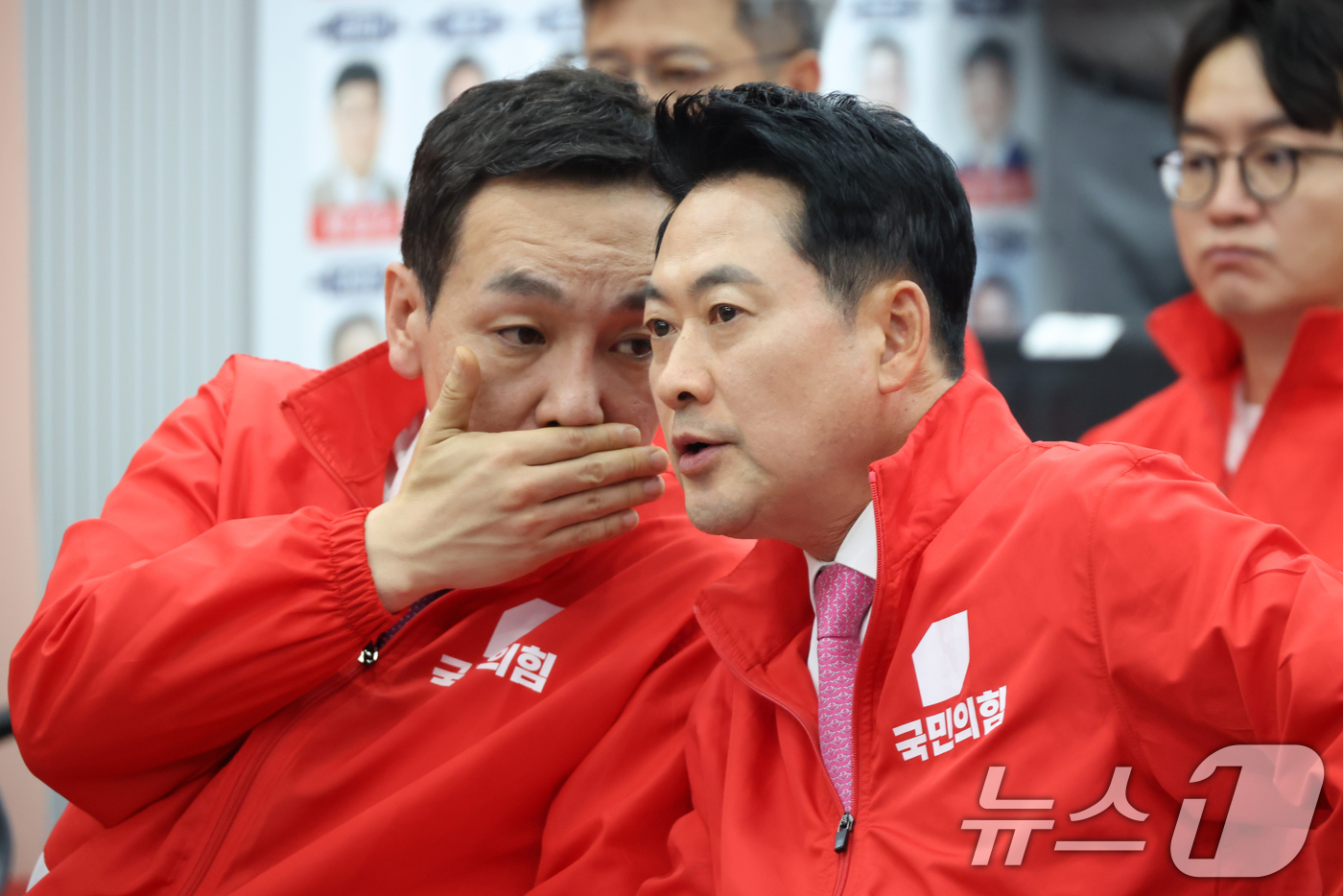 (서울=뉴스1) 국회사진기자단 = 장동혁 국민의힘 대표와 김민수 최고위원이 3일 오후 서울 여의도 중앙당사에서 6·3 지방선거와 재보궐선거 출구조사 결과 방송을 보며 대화를 하고 …