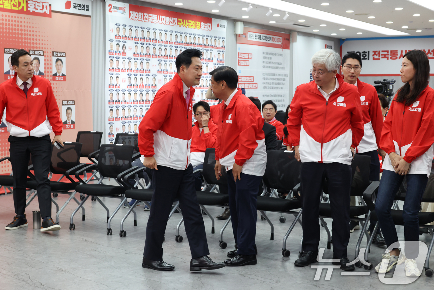(서울=뉴스1) 국회사진기자단 = 장동혁 국민의힘 대표가 3일 서울 여의도 중앙당사에 마련된 개표 상황실에서 제9회 전국동시지방선거 및 6.3 국회의원 재보궐선거 방송사 출구조사 …