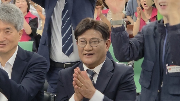 송영기·권순기 '접전' 출구조사 결과에 환호-신중 엇갈려