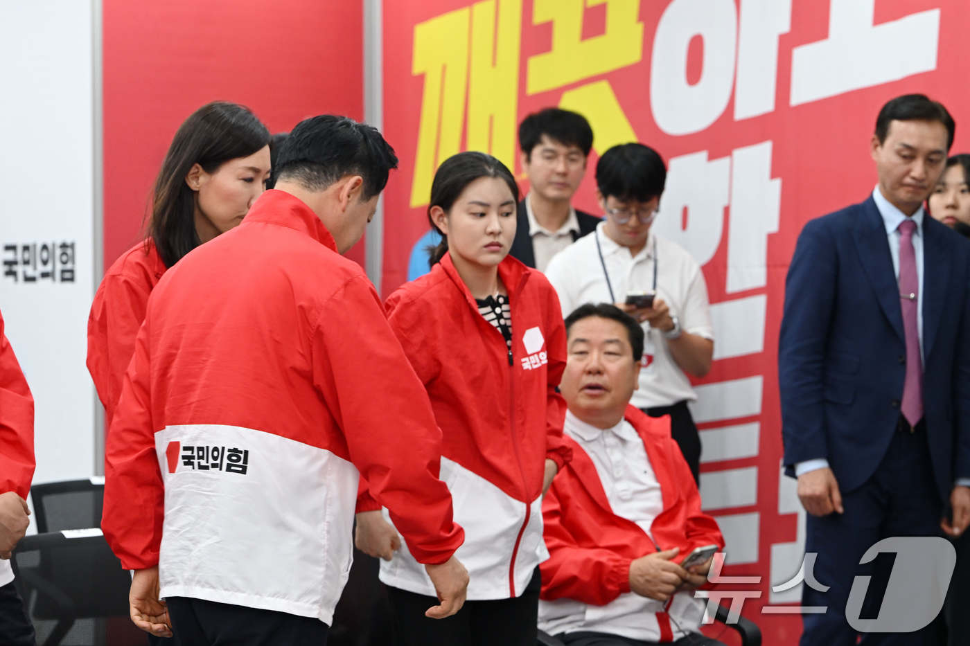 (서울=뉴스1) 국회사진기자단 = 장동혁 국민의힘 대표가 3일 서울 여의도 국민의힘 중앙당사에 마련된 개표상황실을 나서고 있다. 2026.6.3/뉴스1