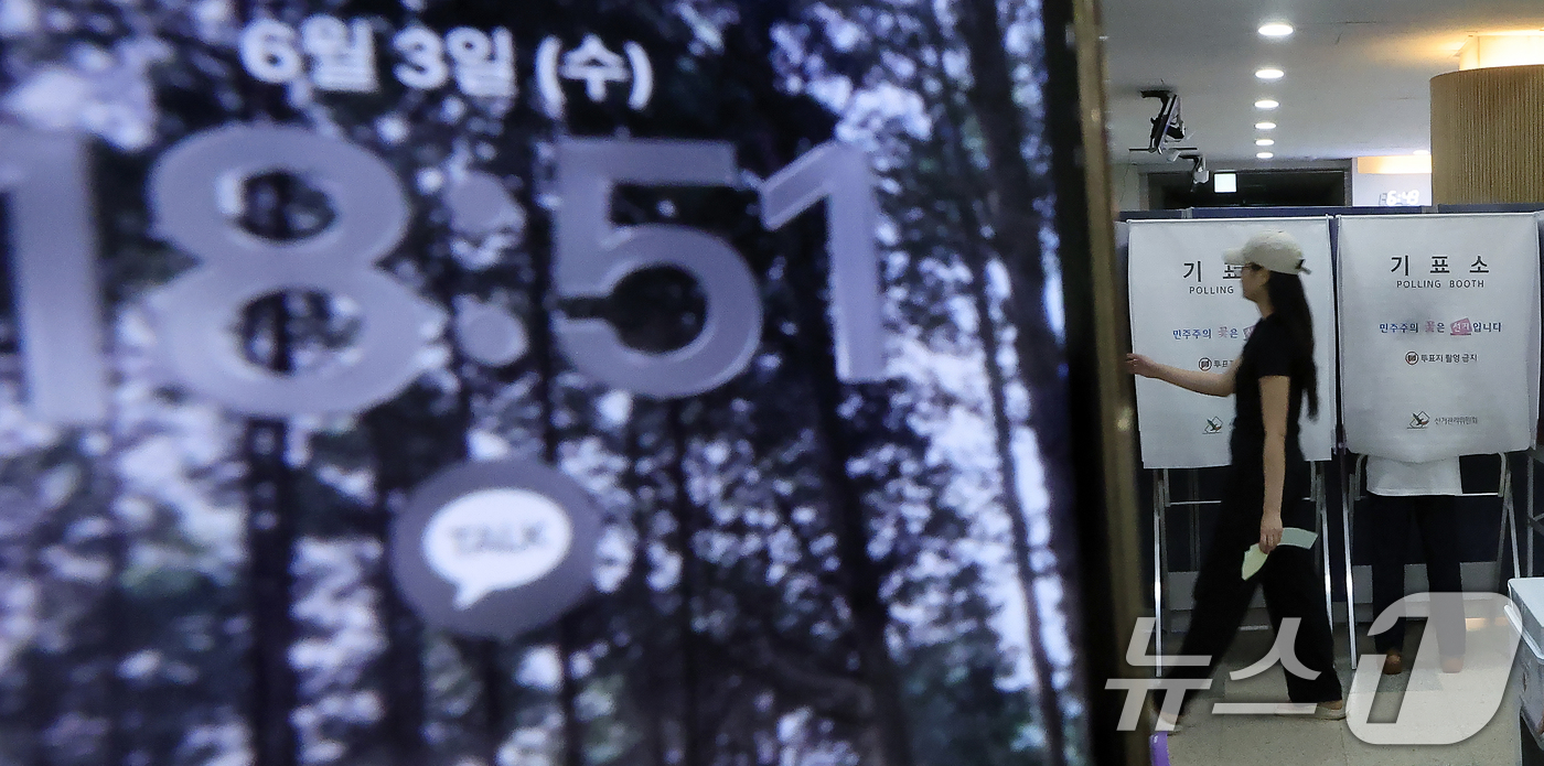 (서울=뉴스1) 박정호 기자 = 제9회 전국동시지방선거일인 3일 서울시 송파구 잠일초등학교에 마련된 잠실2동 제6투표소에서 투표용지 부족 상황으로 인해 유권자들이 오후 6시를 넘겨 …