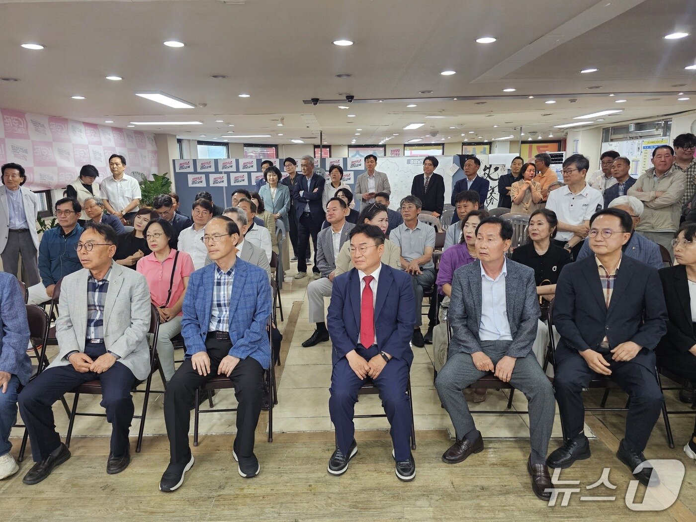 본문 이미지 - 권순기 후보와 지지자들이 방송 3사 출구조사 발표를 지켜보고 있다. 2026.6.3 ⓒ 뉴스1 박민석 기자