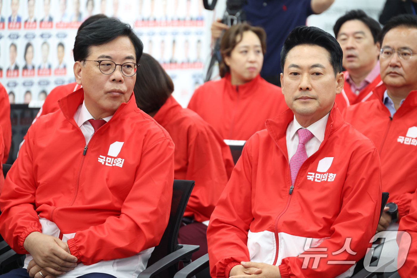 (서울=뉴스1) 국회사진기자단 = 장동혁 국민의힘 대표가 3일 오후 서울 여의도 중앙당사에 마련된 개표상황실에서 지방선거 및 국회의원 보궐선거 출구조사 방송을 지켜보고 있다. 20 …
