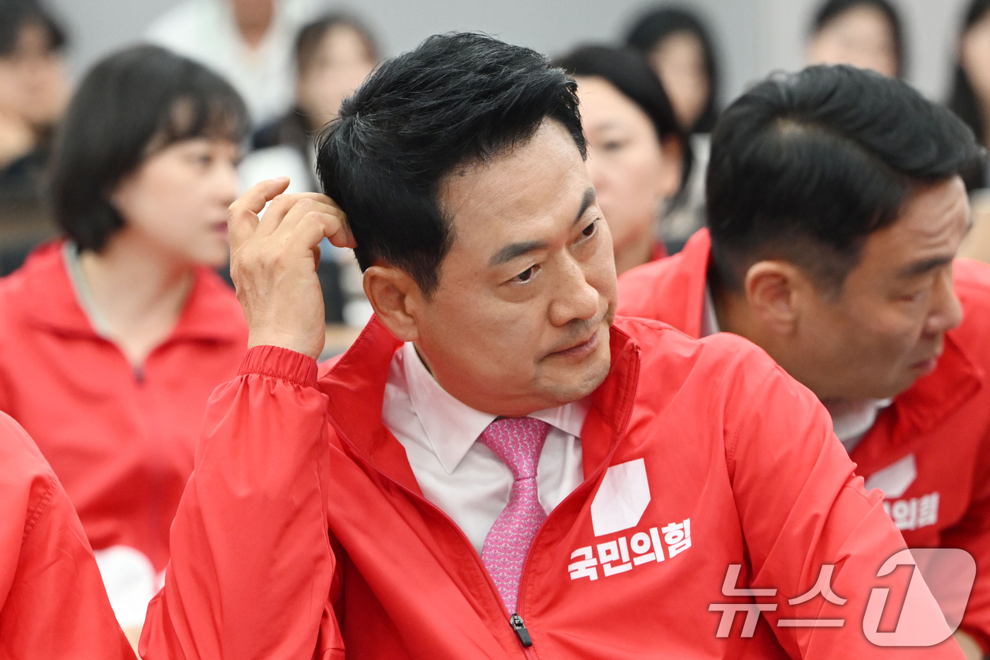 (서울=뉴스1) 국회사진기자단 = 장동혁 국민의힘 대표가 3일 오후 서울 여의도 중앙당사에 마련된 개표상황실에서 지방선거 및 국회의원 보궐선거 출구조사 방송을 지켜보고 있다.  2 …
