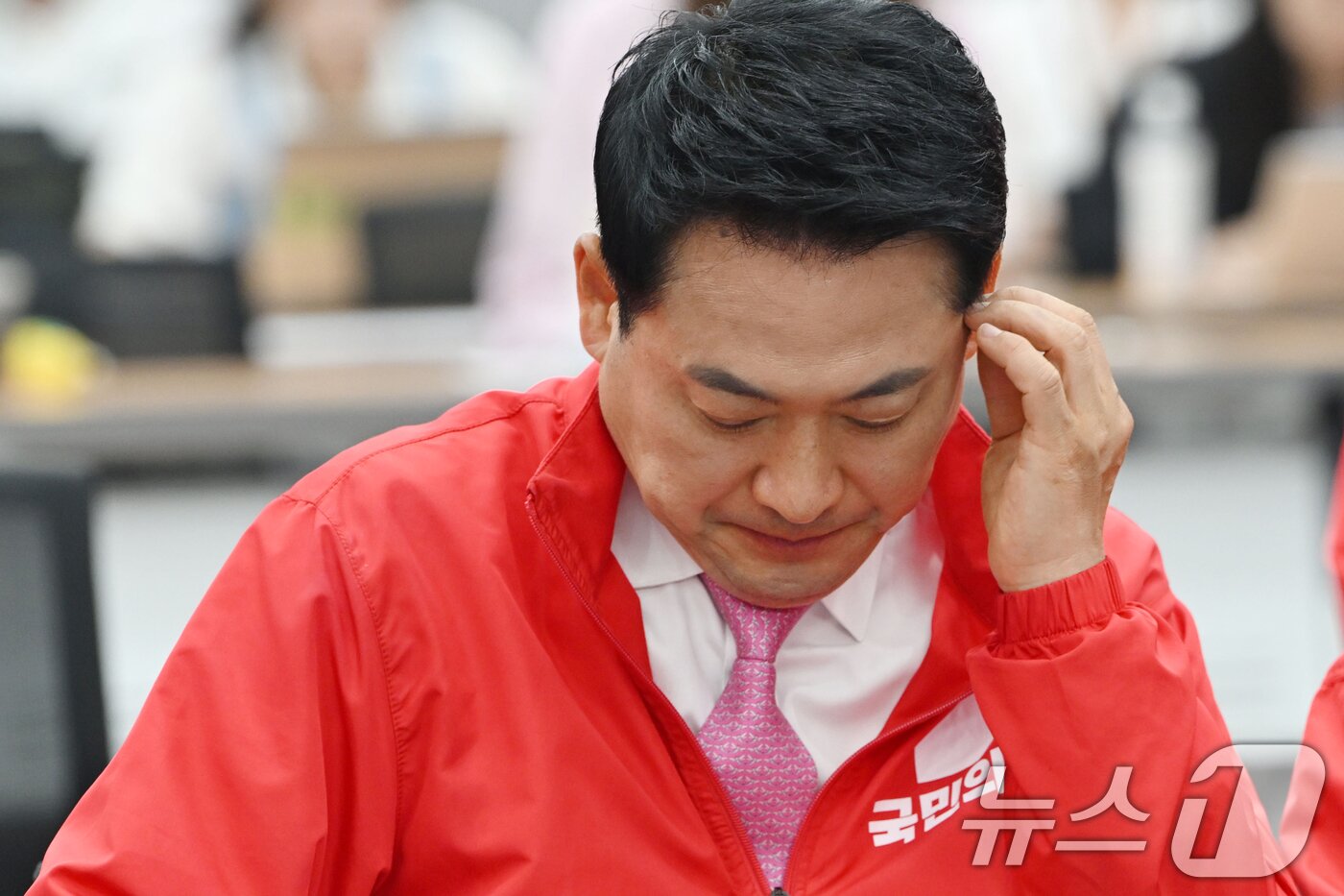 본문 이미지 - 장동혁 국민의힘 대표가 3일 오후 서울 여의도 중앙당사에 마련된 개표상황실에서 지방선거 및 국회의원 보궐선거 출구조사 방송을 지켜보고 있다. 2026.6.3 ⓒ 뉴스1 국회사진기자단