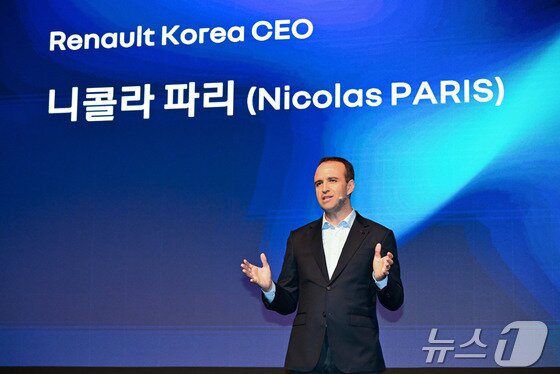 본문 이미지 - 니콜라 파리 르노코리아 사장이 지난 4월 서울 용산구 그랜드 하얏트 호텔에서 열린 르노코리아 기자간담회에서 신차 전략을 발표하고 있다.(르노코리아 제공. 재판매 및 DB 금지) 2026.4.14 ⓒ 뉴스1