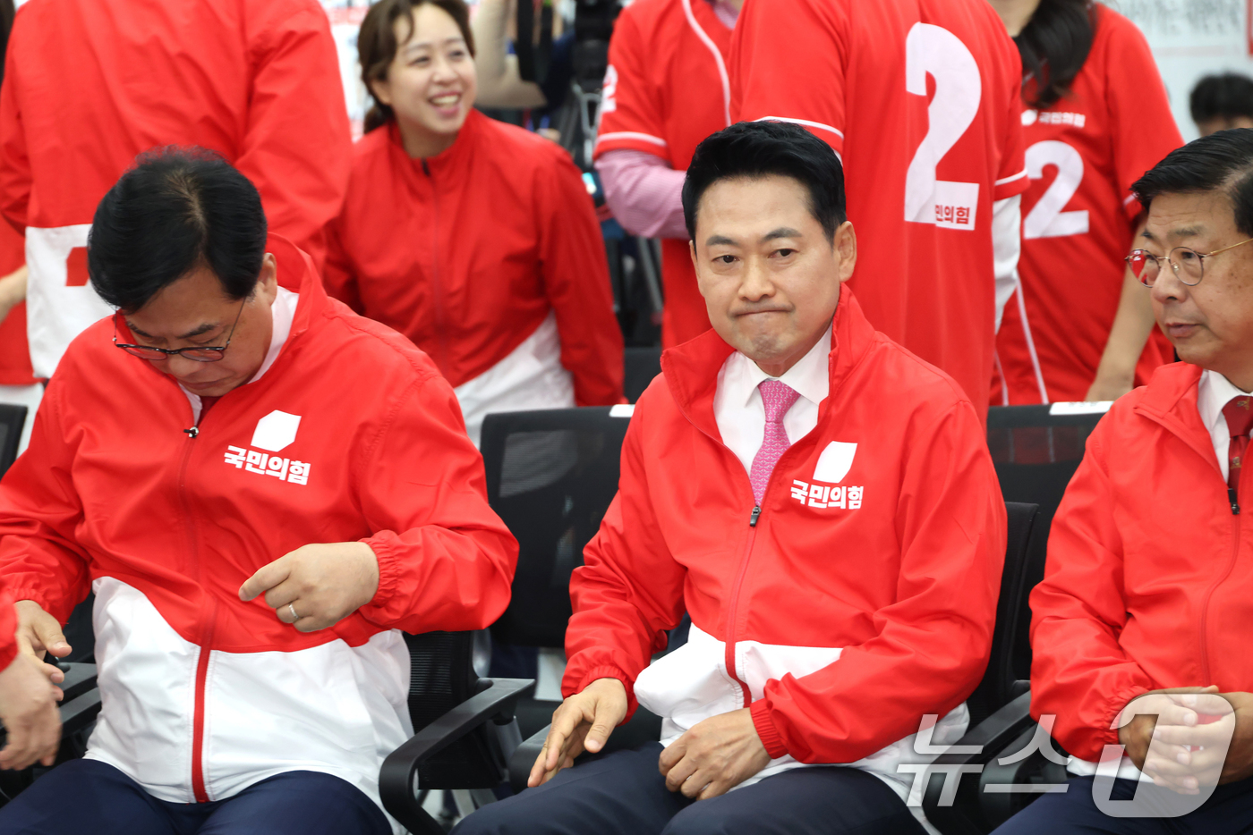 (서울=뉴스1) 국회사진기자단 = 장동혁 국민의힘 대표가 3일 오후 서울 여의도 중앙당사에 마련된 개표상황실에서 지방선거 및 국회의원 보궐선거 출구조사 방송을 지켜보기 위해 자리하 …