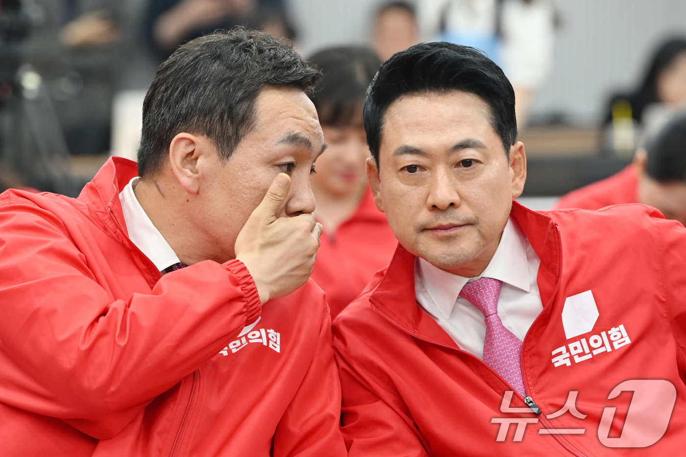 (서울=뉴스1) 국회사진기자단 = 장동혁 국민의힘 대표와 김민수 최고위원이 3일 오후 서울 여의도 중앙당사에서 6·3 지방선거와 재보궐선거 출구조사 결과 방송을 보며 대화를 하고 …
