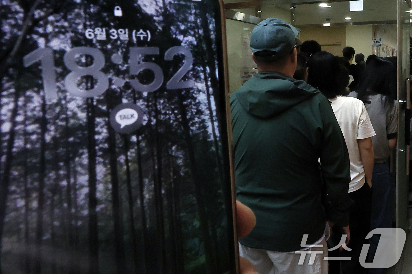 (서울=뉴스1) 박정호 기자 = 제9회 전국동시지방선거일인 3일 서울시 송파구 잠일초등학교에 마련된 잠실2동 제6투표소에서 투표용지 부족 상황으로 인해 유권자들이 오후 6시를 넘겨 …