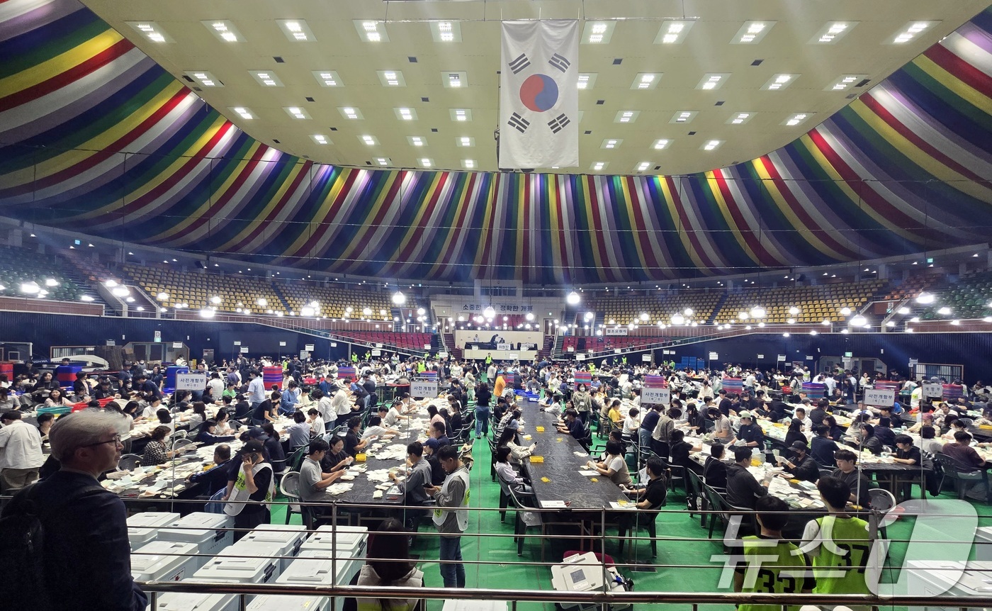 (제주=뉴스1) 고동명 기자 = 제9회 전국동시지방선거일인 3일 오후 제주시 한라체육관에서 개표 작업이 이뤄지고 있다.2026.6.3/뉴스1