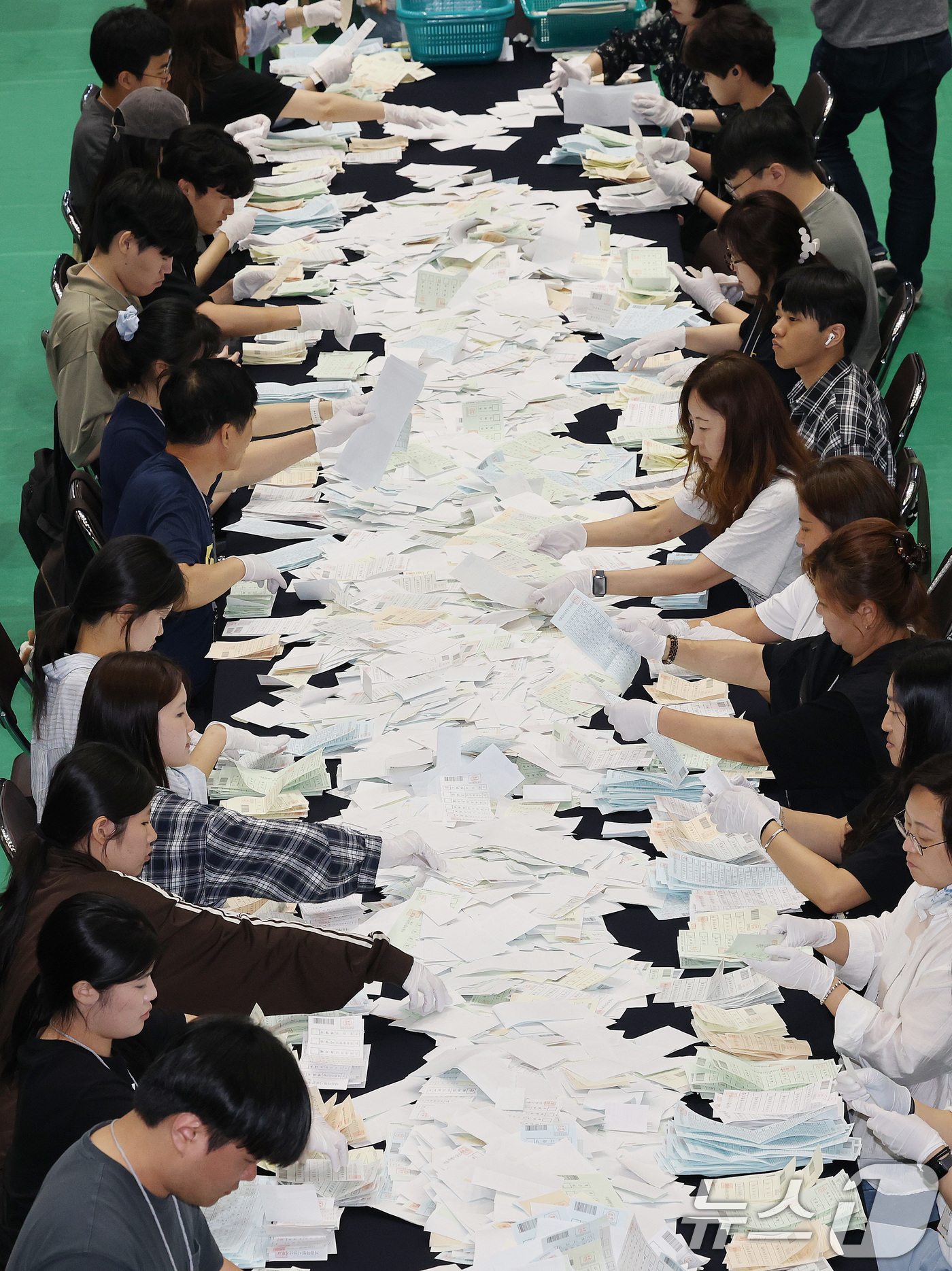 (서울=뉴스1) 박지혜 기자 = 제9회 전국동시지방선거 및 국회의원 재·보궐선거일인 3일 오후 서울 관악구 서울대학교 체육관에 마련된 개표소에서 개표참관인이 지켜보는 가운데 선거사 …