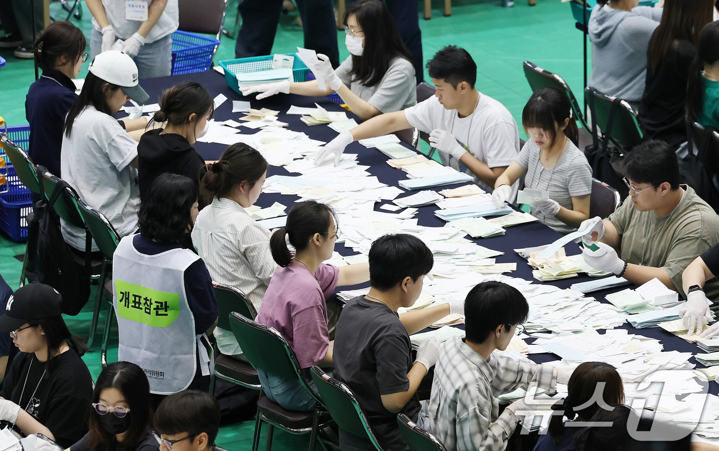 (서울=뉴스1) 박지혜 기자 = 제9회 전국동시지방선거 및 국회의원 재·보궐선거일인 3일 오후 서울 관악구 서울대학교 체육관에 마련된 개표소에서 개표참관인이 지켜보는 가운데 선거사 …