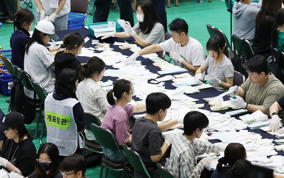 개표 지켜보는 개표참관인