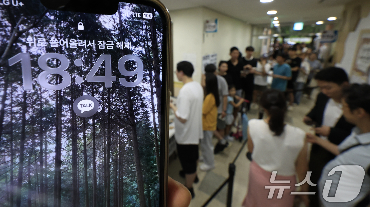 (서울=뉴스1) 박정호 기자 = 제9회 전국동시지방선거일인 3일 서울시 송파구 잠일초등학교에 마련된 잠실2동 제6투표소에서 투표용지 부족 상황으로 인해 유권자들이 오후 6시를 넘겨 …