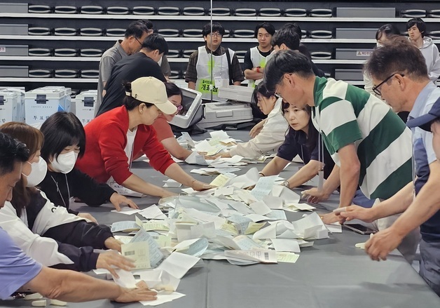 진주서도 개표 시작…경남 22개소서 7000명 개표 진행